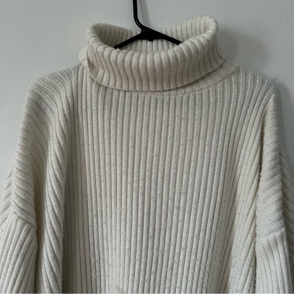 WHITE TURTLE NECK SWEATER - Picture 1 of 10
